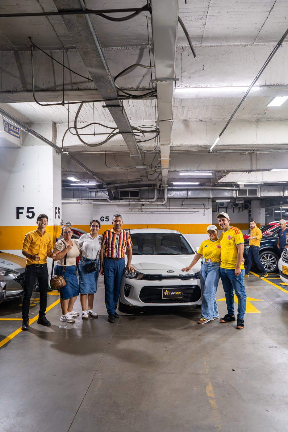 Familia recibiendo su navesota en LLANOSTAR MOTORS