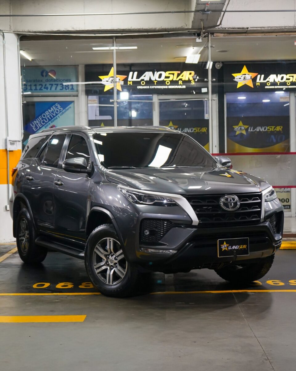 TOYOTA FORTUNER SR 2.4